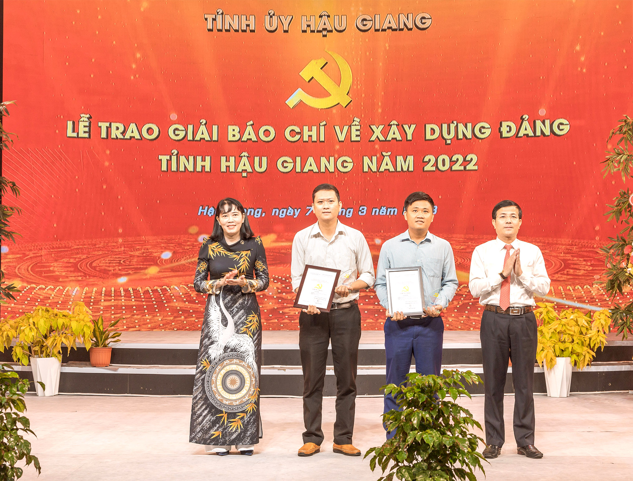 Đồng chí Trần Văn Huyến, Phó Bí thư Thường trực Tỉnh ủy, Chủ tịch HĐND tỉnh và đồng chí Hồ Thu Ánh, Phó Chủ tịch UBND tỉnh trao giải B cho các tác phẩm đạt giải.